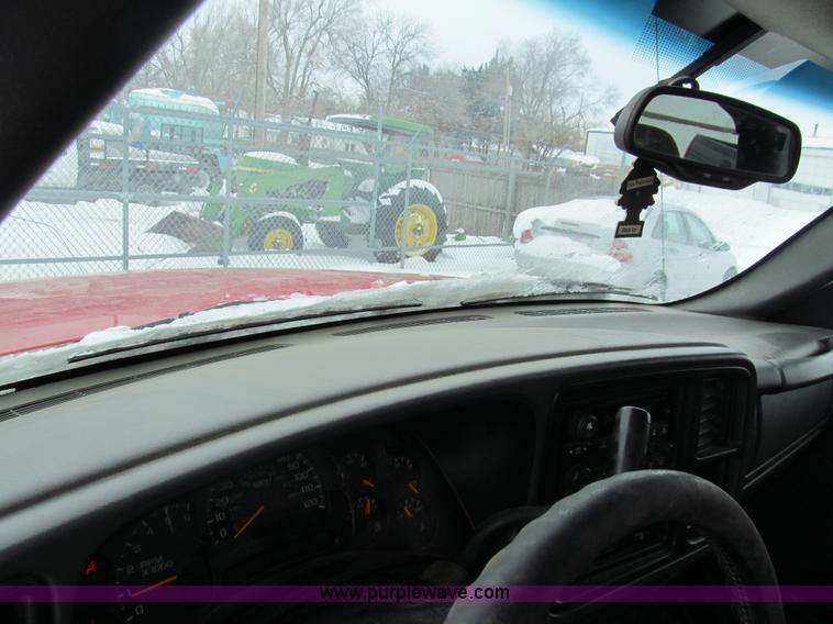 image for item G9547 2004 Chevrolet Silverado 2500HD Crew Cab pickup truck