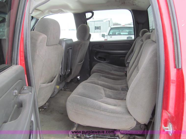 image for item G9547 2004 Chevrolet Silverado 2500HD Crew Cab pickup truck