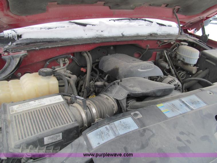 image for item G9547 2004 Chevrolet Silverado 2500HD Crew Cab pickup truck