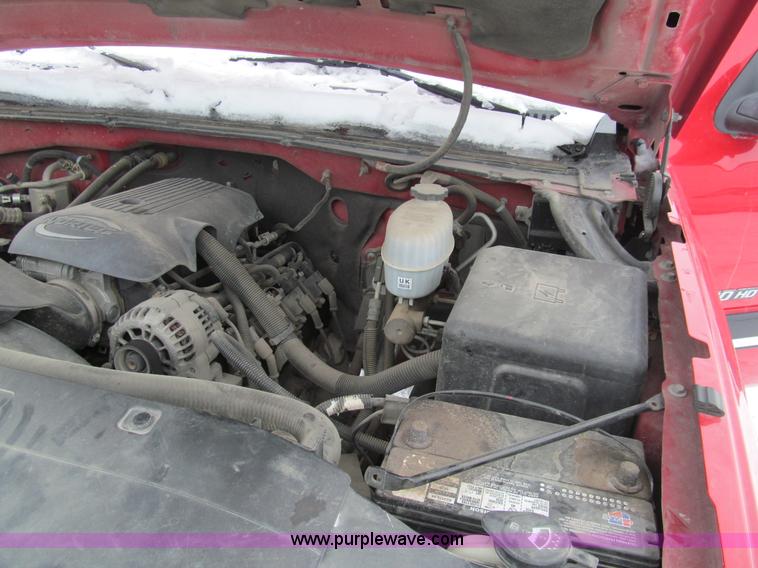 image for item G9547 2004 Chevrolet Silverado 2500HD Crew Cab pickup truck