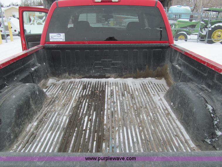 image for item G9547 2004 Chevrolet Silverado 2500HD Crew Cab pickup truck