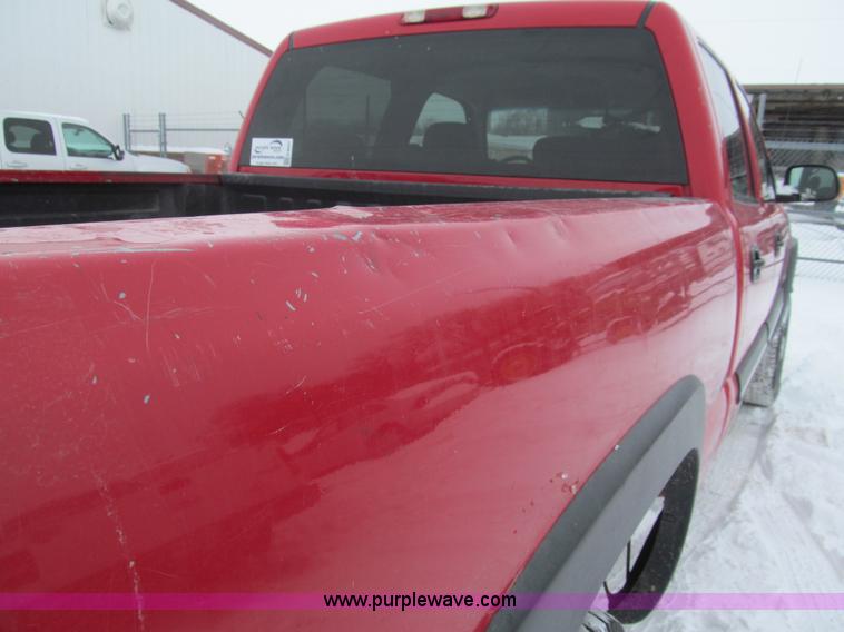 image for item G9547 2004 Chevrolet Silverado 2500HD Crew Cab pickup truck