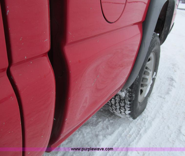 image for item G9547 2004 Chevrolet Silverado 2500HD Crew Cab pickup truck