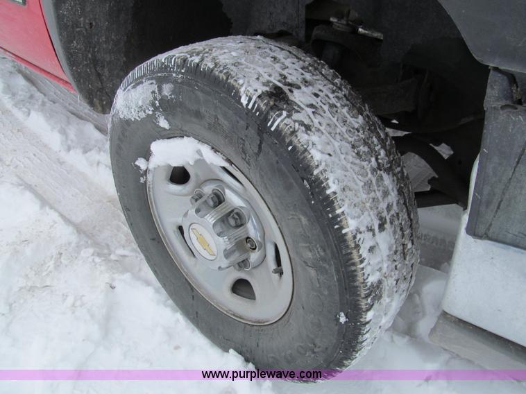 image for item G9547 2004 Chevrolet Silverado 2500HD Crew Cab pickup truck