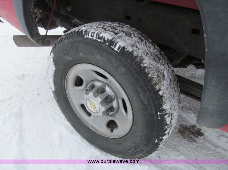 image for item G9547 2004 Chevrolet Silverado 2500HD Crew Cab pickup truck