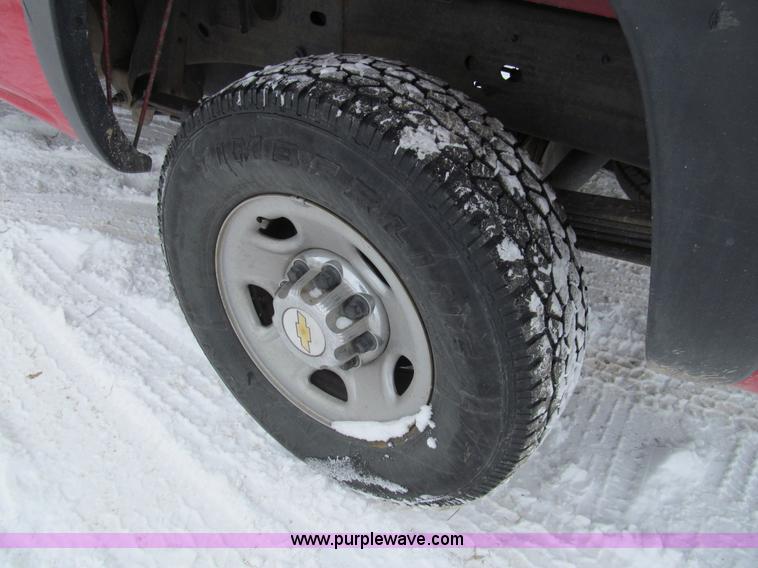 image for item G9547 2004 Chevrolet Silverado 2500HD Crew Cab pickup truck