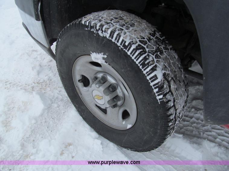 image for item G9547 2004 Chevrolet Silverado 2500HD Crew Cab pickup truck