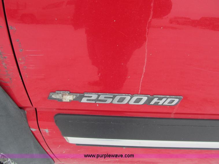 image for item G9547 2004 Chevrolet Silverado 2500HD Crew Cab pickup truck