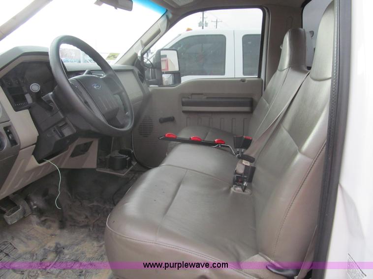 image for item G9563 2008 Ford F350 Super Duty XL pickup truck