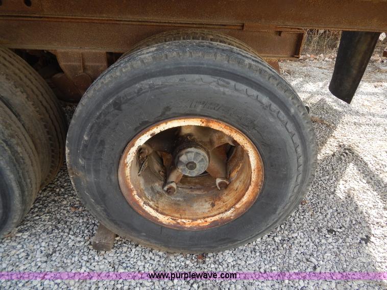 image for item H3794 1969 Fruehauf FG-8-F2-40 dry van trailer