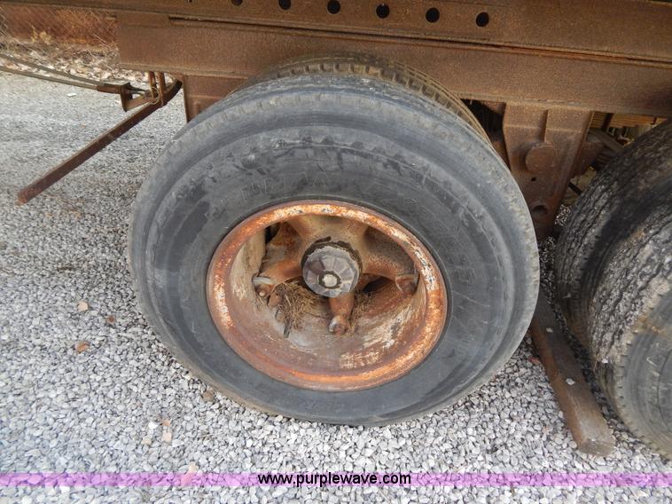 image for item H3794 1969 Fruehauf FG-8-F2-40 dry van trailer