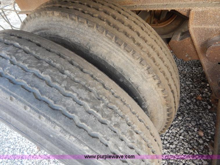 image for item H3794 1969 Fruehauf FG-8-F2-40 dry van trailer