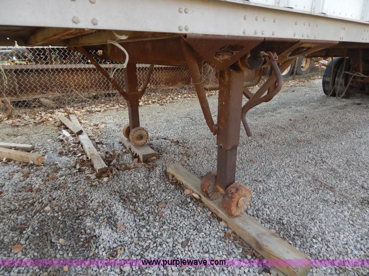 image for item H3794 1969 Fruehauf FG-8-F2-40 dry van trailer