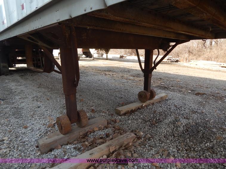 image for item H3794 1969 Fruehauf FG-8-F2-40 dry van trailer