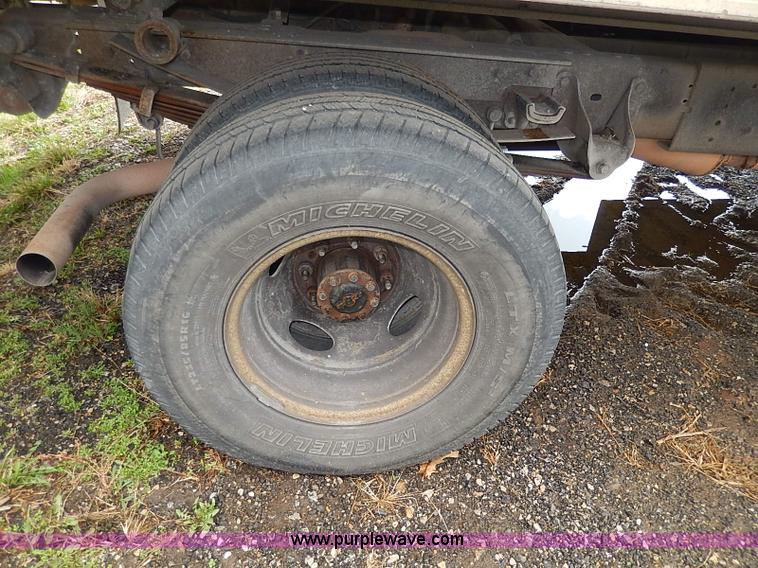 image for item H6207 2002 Ford F350 Super Duty pickup truck