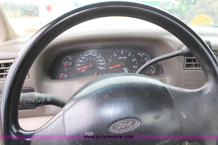 image for item H6207 2002 Ford F350 Super Duty pickup truck