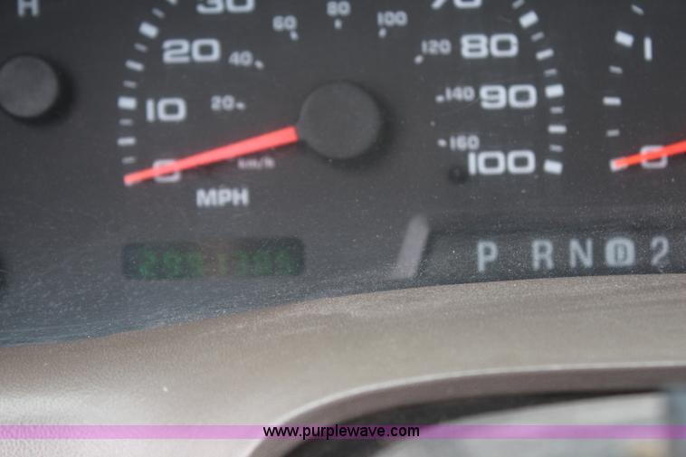 image for item H6207 2002 Ford F350 Super Duty pickup truck