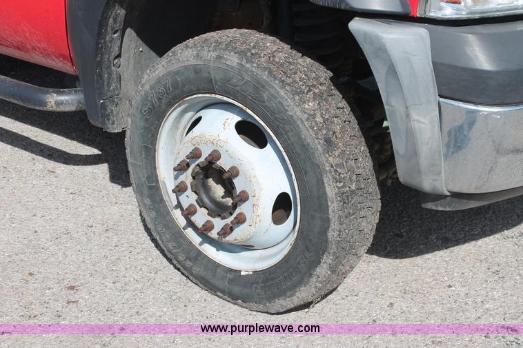 image for item H8272 2007 Ford F550 flatbed truck