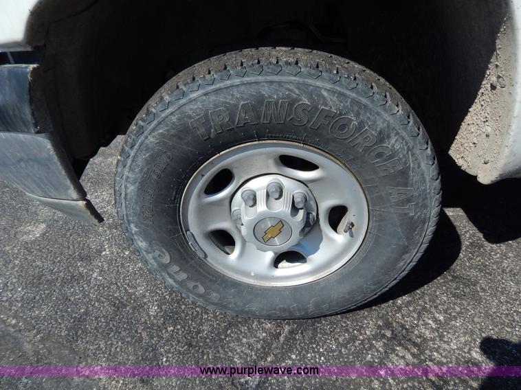 image for item I1065 2003 Chevrolet Suburban 2500 SUV