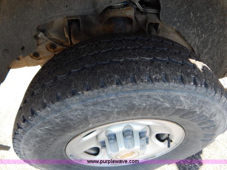 image for item I1065 2003 Chevrolet Suburban 2500 SUV