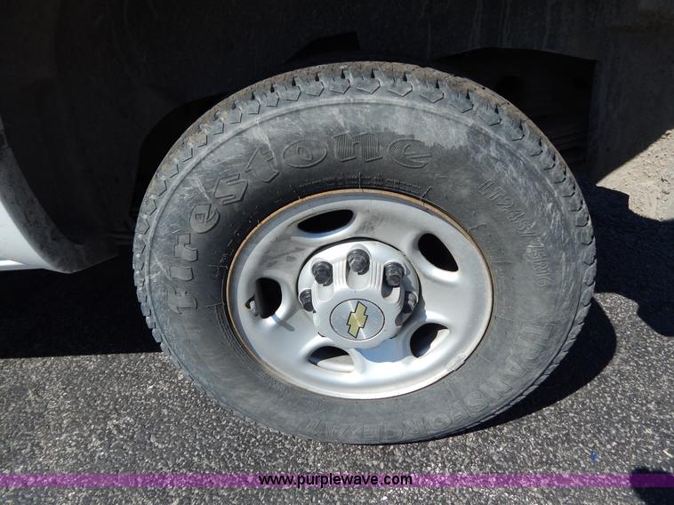 image for item I1065 2003 Chevrolet Suburban 2500 SUV