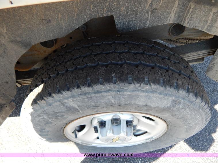 image for item I1065 2003 Chevrolet Suburban 2500 SUV