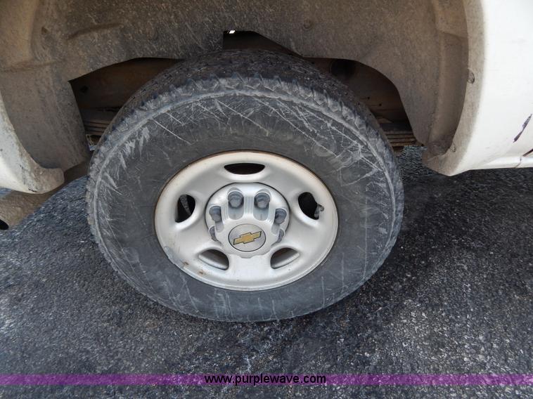 image for item I1065 2003 Chevrolet Suburban 2500 SUV