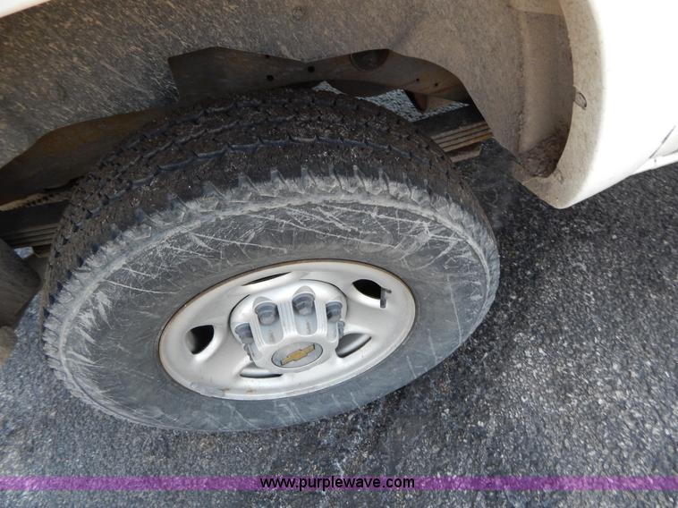 image for item I1065 2003 Chevrolet Suburban 2500 SUV