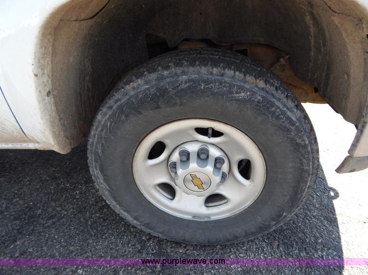 image for item I1065 2003 Chevrolet Suburban 2500 SUV