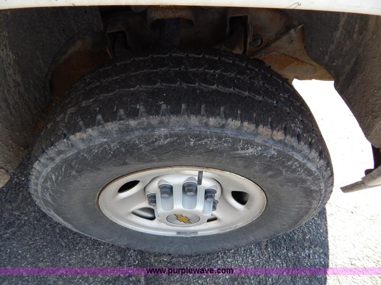 image for item I1065 2003 Chevrolet Suburban 2500 SUV