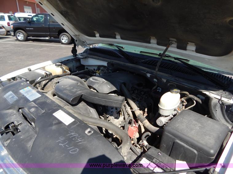 image for item I1065 2003 Chevrolet Suburban 2500 SUV