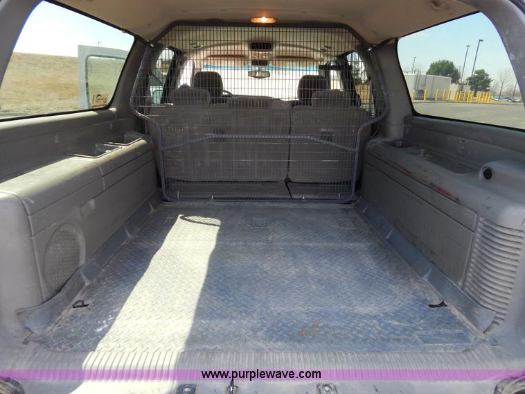 image for item I1065 2003 Chevrolet Suburban 2500 SUV