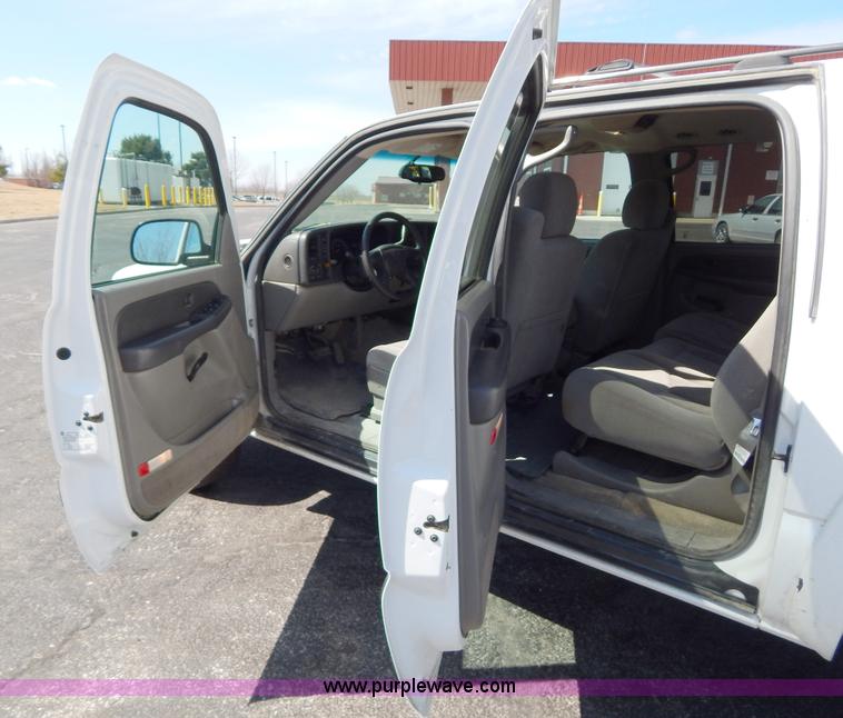 image for item I1065 2003 Chevrolet Suburban 2500 SUV
