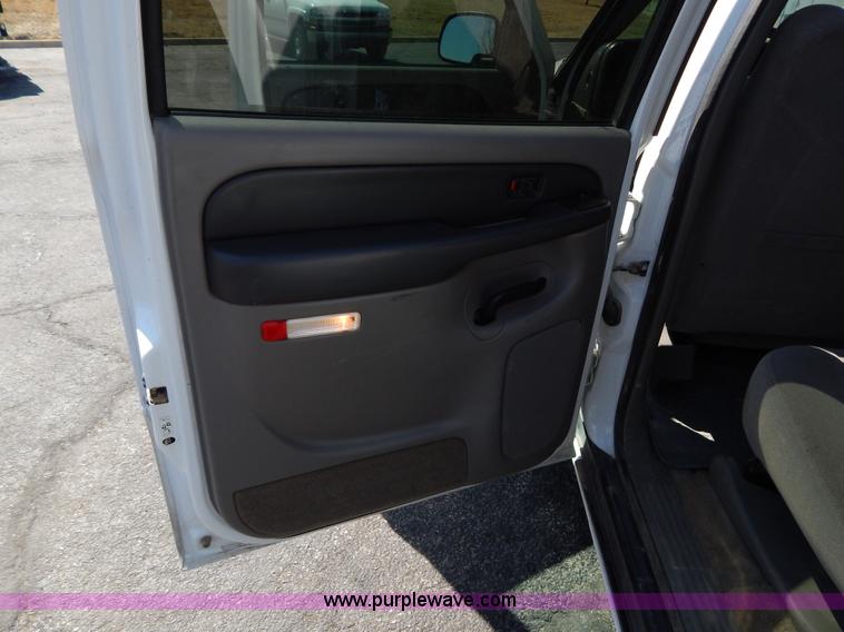 image for item I1065 2003 Chevrolet Suburban 2500 SUV