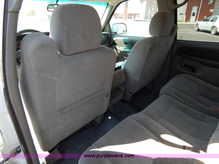 image for item I1065 2003 Chevrolet Suburban 2500 SUV