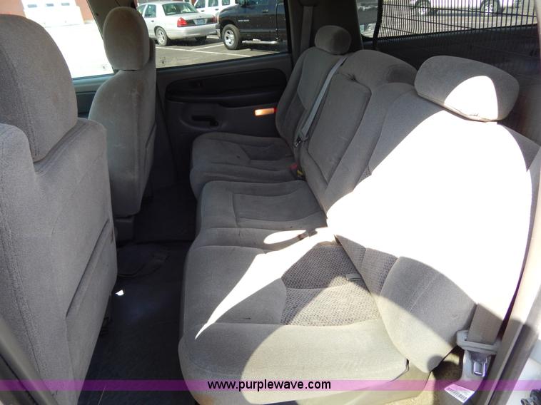 image for item I1065 2003 Chevrolet Suburban 2500 SUV
