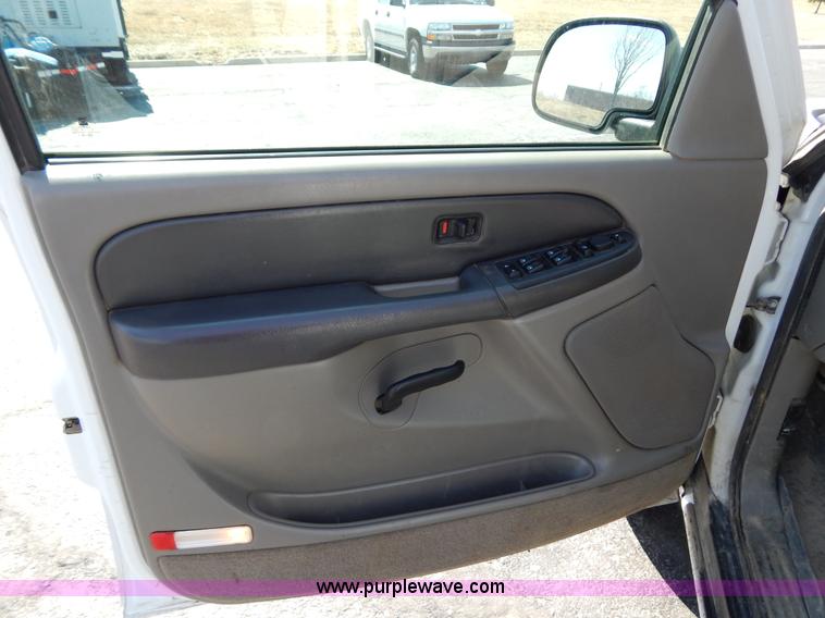 image for item I1065 2003 Chevrolet Suburban 2500 SUV