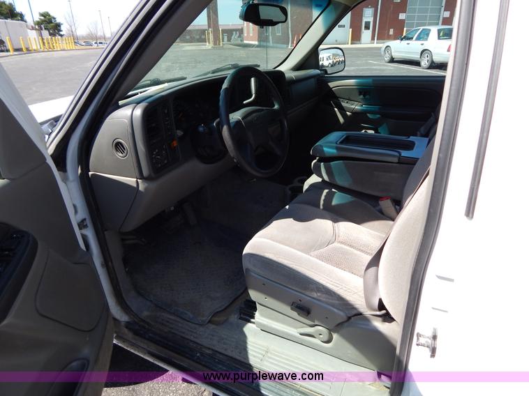 image for item I1065 2003 Chevrolet Suburban 2500 SUV