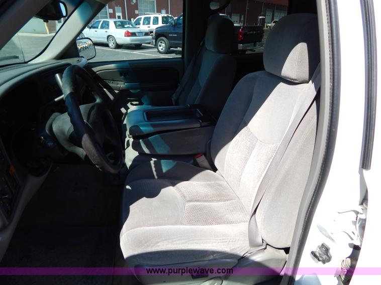 image for item I1065 2003 Chevrolet Suburban 2500 SUV