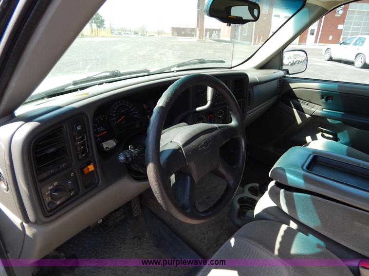 image for item I1065 2003 Chevrolet Suburban 2500 SUV