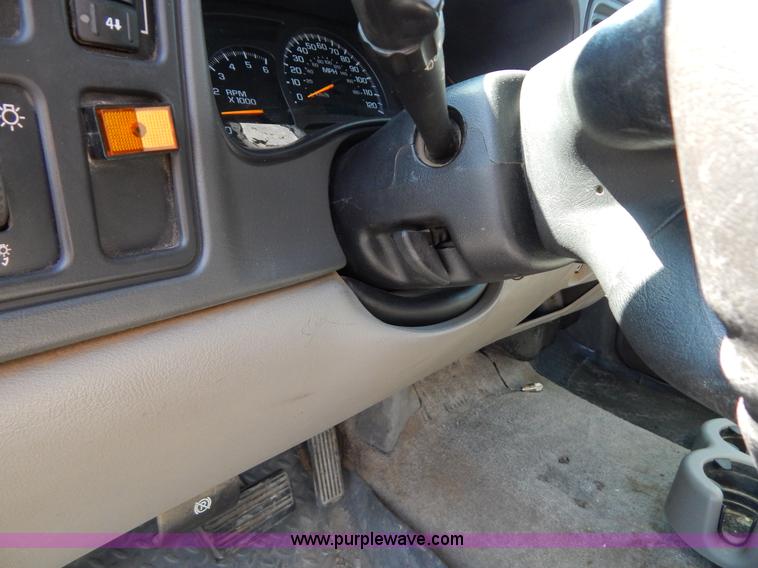 image for item I1065 2003 Chevrolet Suburban 2500 SUV