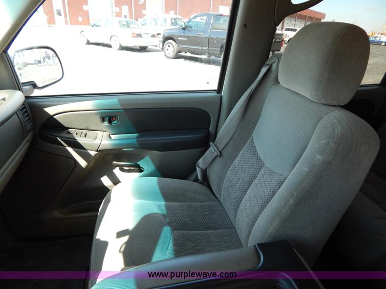 image for item I1065 2003 Chevrolet Suburban 2500 SUV