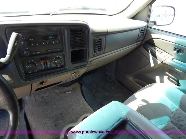 image for item I1065 2003 Chevrolet Suburban 2500 SUV