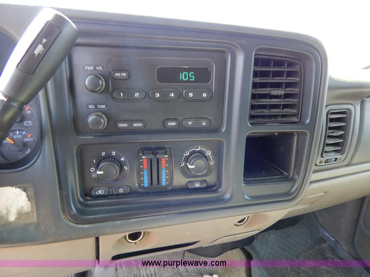 image for item I1065 2003 Chevrolet Suburban 2500 SUV