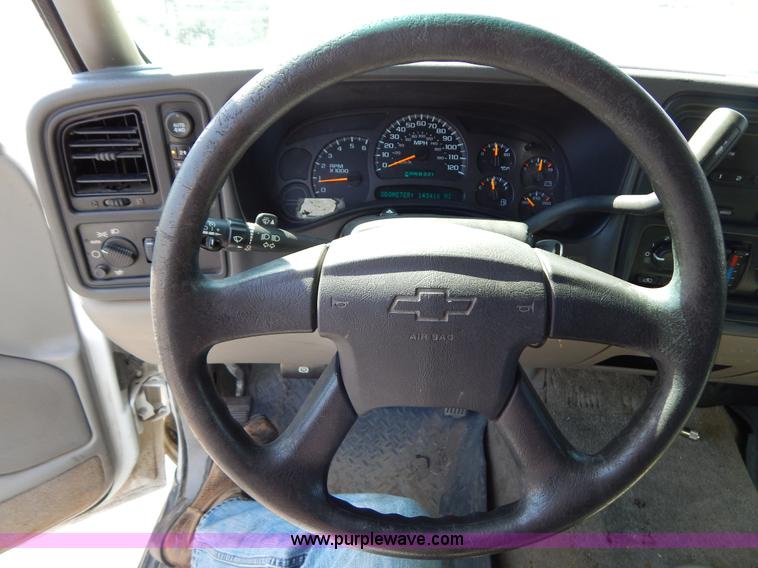 image for item I1065 2003 Chevrolet Suburban 2500 SUV