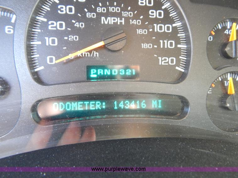 image for item I1065 2003 Chevrolet Suburban 2500 SUV