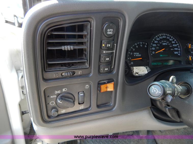 image for item I1065 2003 Chevrolet Suburban 2500 SUV