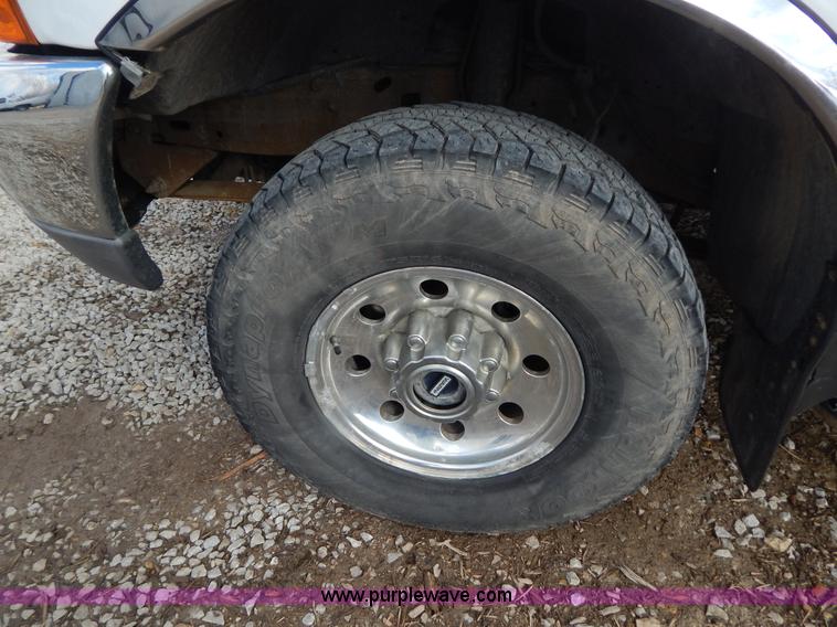 image for item I1103 2001 Ford F250 Super Duty SuperCab pickup truck