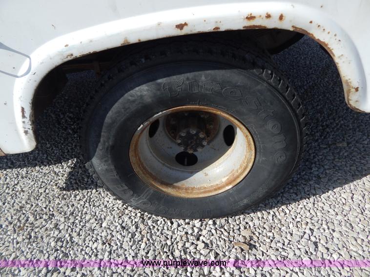 image for item I1106 1997 Ford F350 XL utility truck