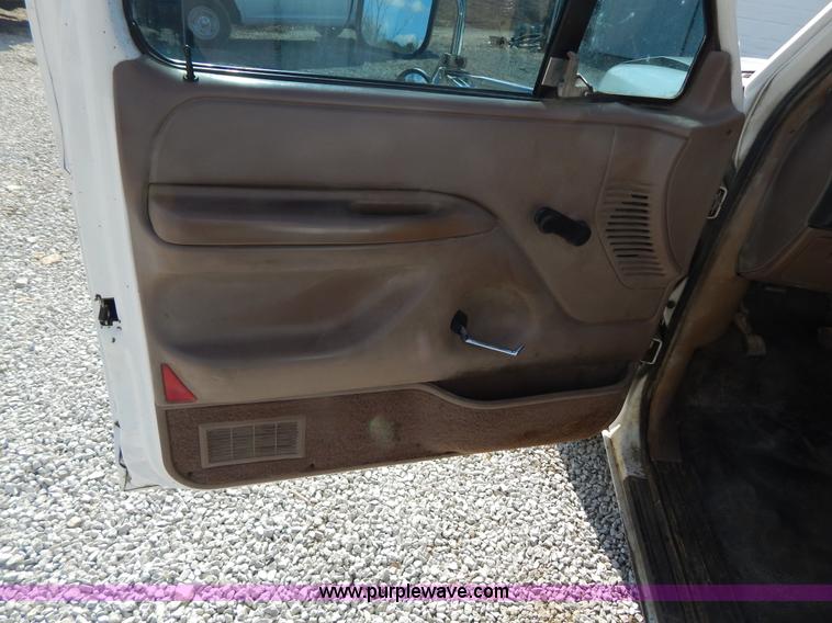 image for item I1106 1997 Ford F350 XL utility truck